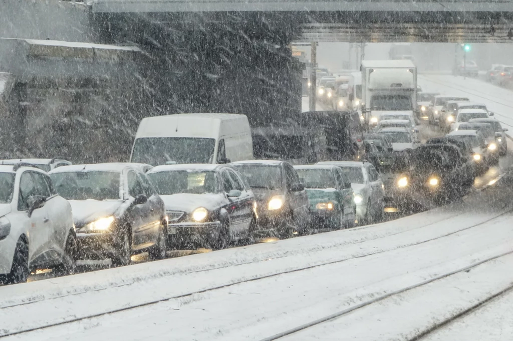 Intensywne opady śniegu tuż przed świętami mogą być powodem do utrudnień na drogach
