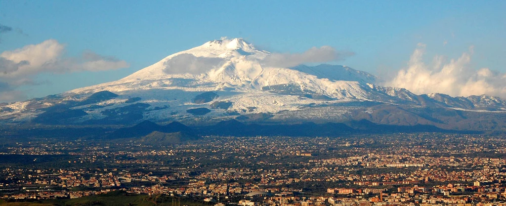 Etna z Katanią na pierwszym planie