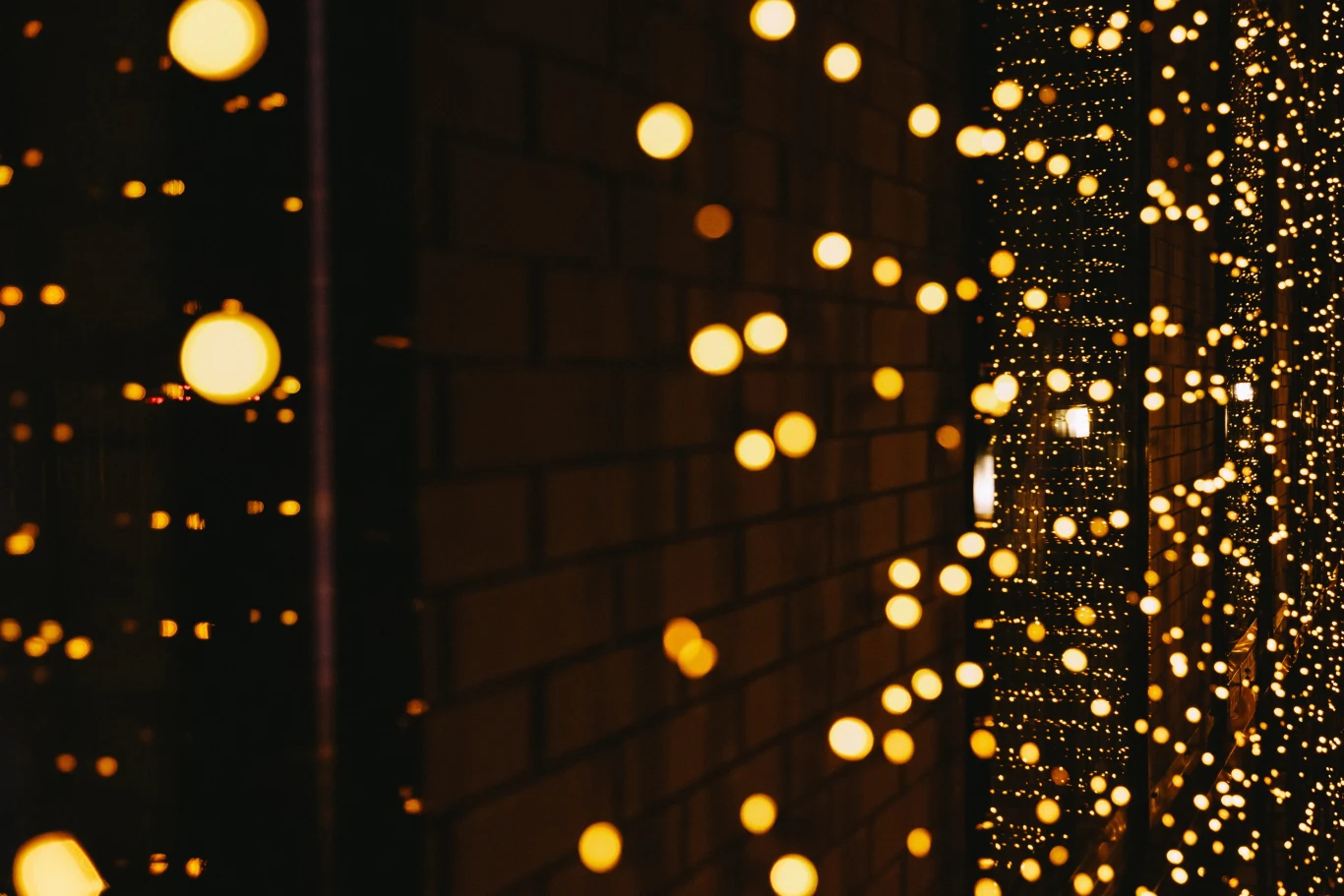 Lampki zawieszane na zewnątrz powinny mieć wysoką klasę wodoszczelności