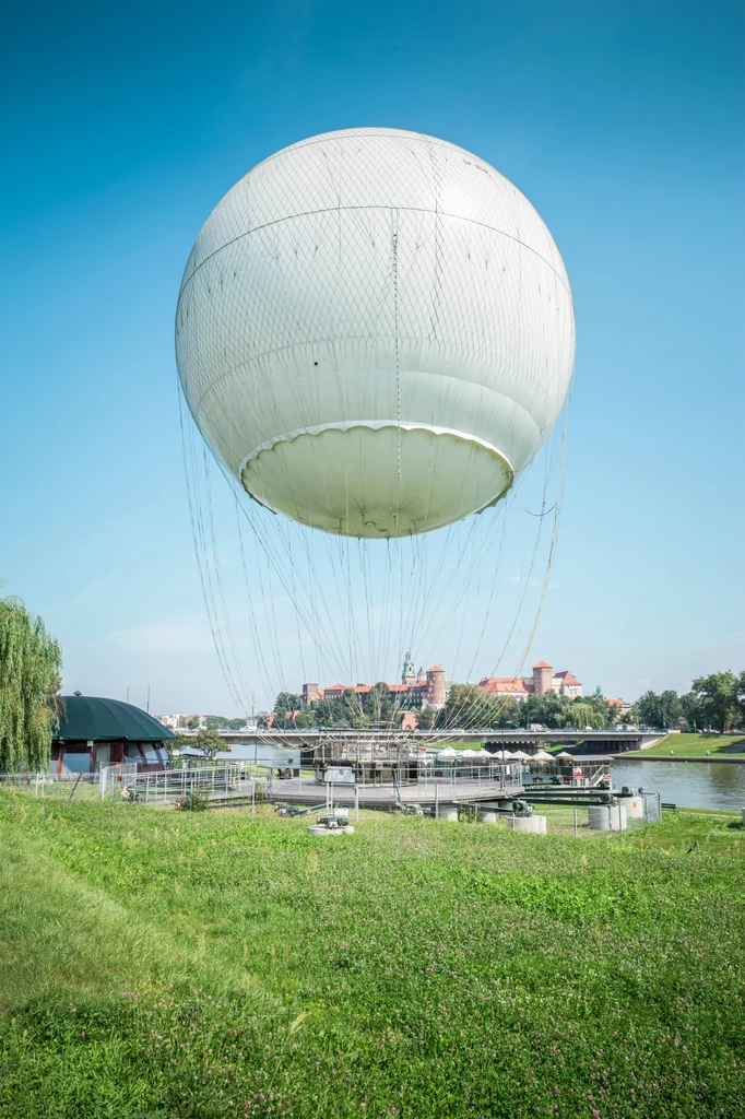 Balon na bulwarach wiślanych w Krakowie.