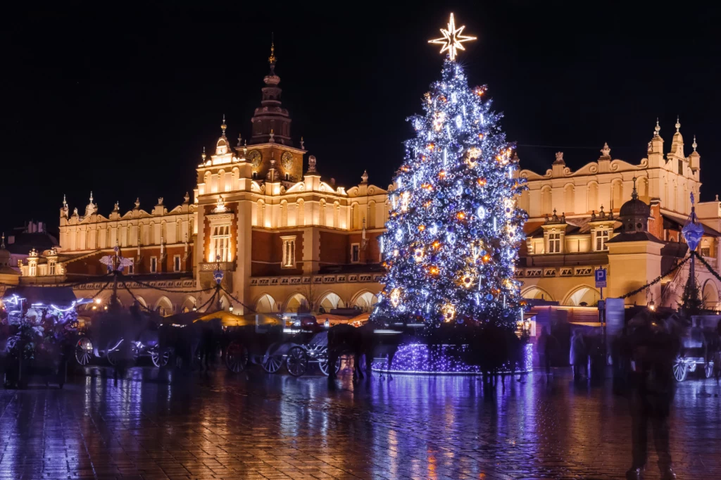 Miasta w Polsce zimą są pięknie ozdabiane, aby mieszkańcy mogli poczuć świąteczny klimat