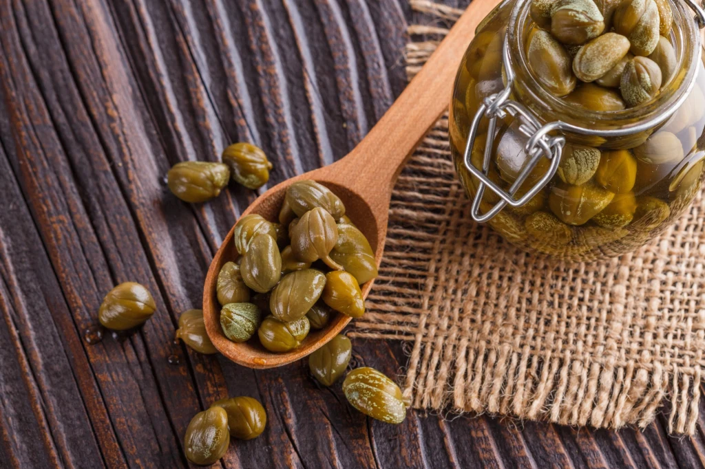 Kapary to ususzone pąki kwiatowe kaparu ciernistego Kapary to ususzone pąki kwiatowe kaparu ciernistego