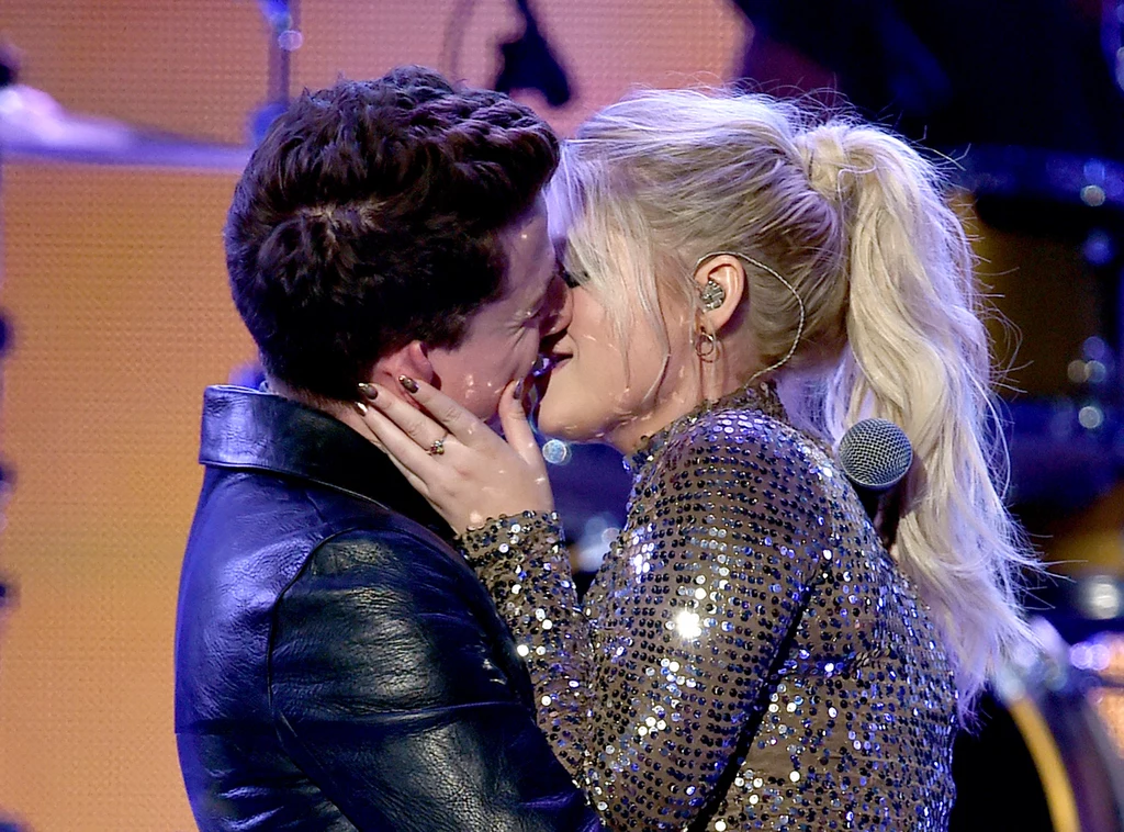 Meghan Trainor i Charlie Puth podczas pocałunku na gali American Music Awards