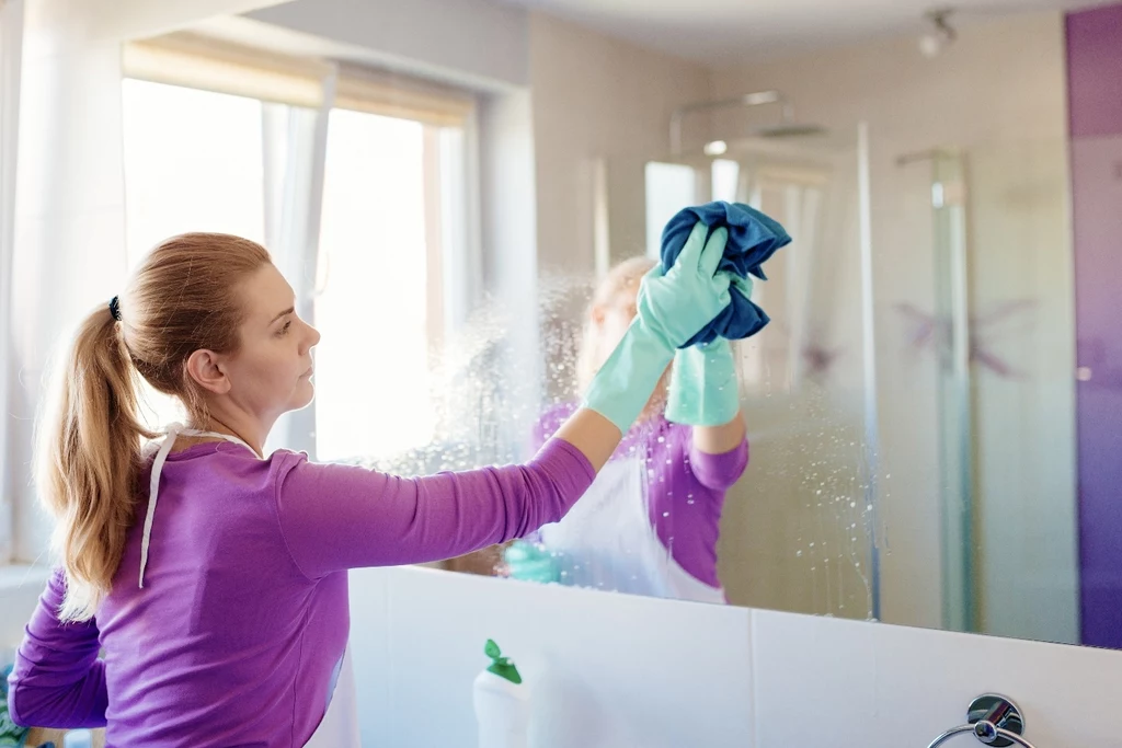 Meble łazienkowe wymagają regularnego czyszczenia