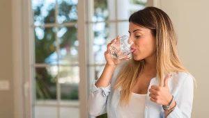 Chcesz poprawić sylwetkę bez wysiłku? Pij to każdego ranka, a zobaczysz różnicę