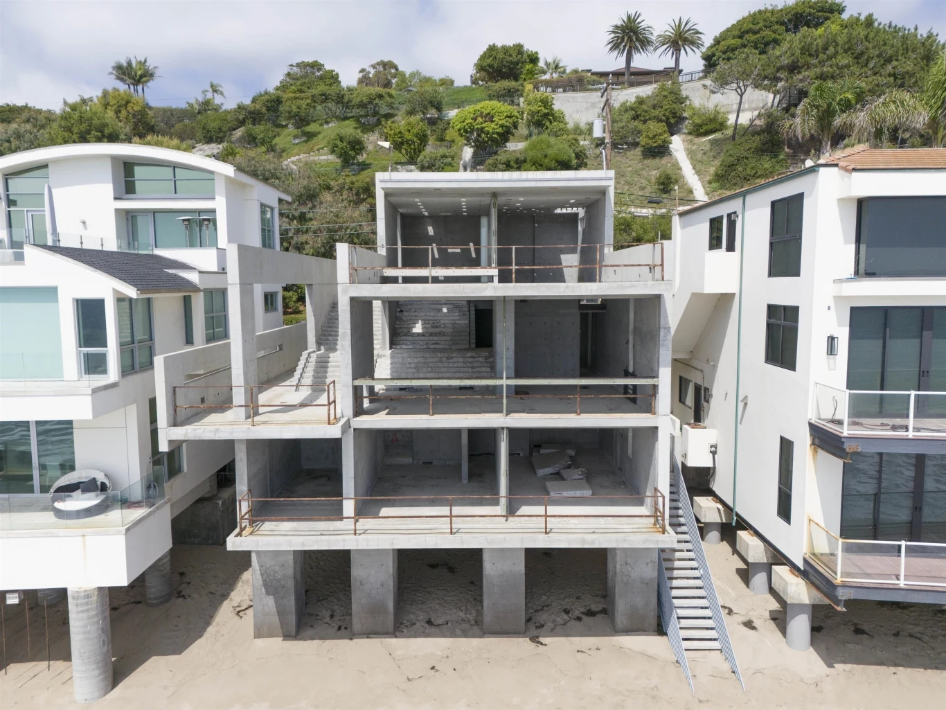 Kanye West kupił dom w Malibu za 57 milionów dolarów. Teraz jest ruiną Kanye West kupił dom w Malibu za 57 milionów dolarów. Teraz jest ruiną