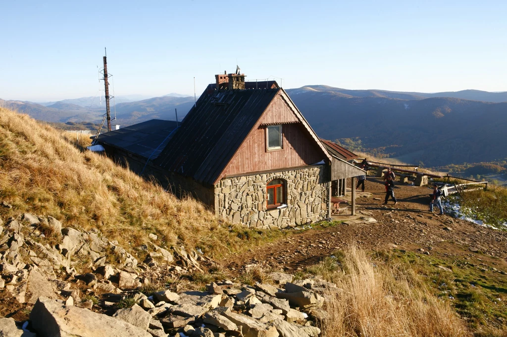 Chatka Puchatka to najwyżej położone (1228 m n.p.m.) schronisko i obiekt noclegowy w Bieszczadach. Kultowy budynek na Połoninie Wetlińskiej rozebrano, a w jego miejscu zbudowano nowy.