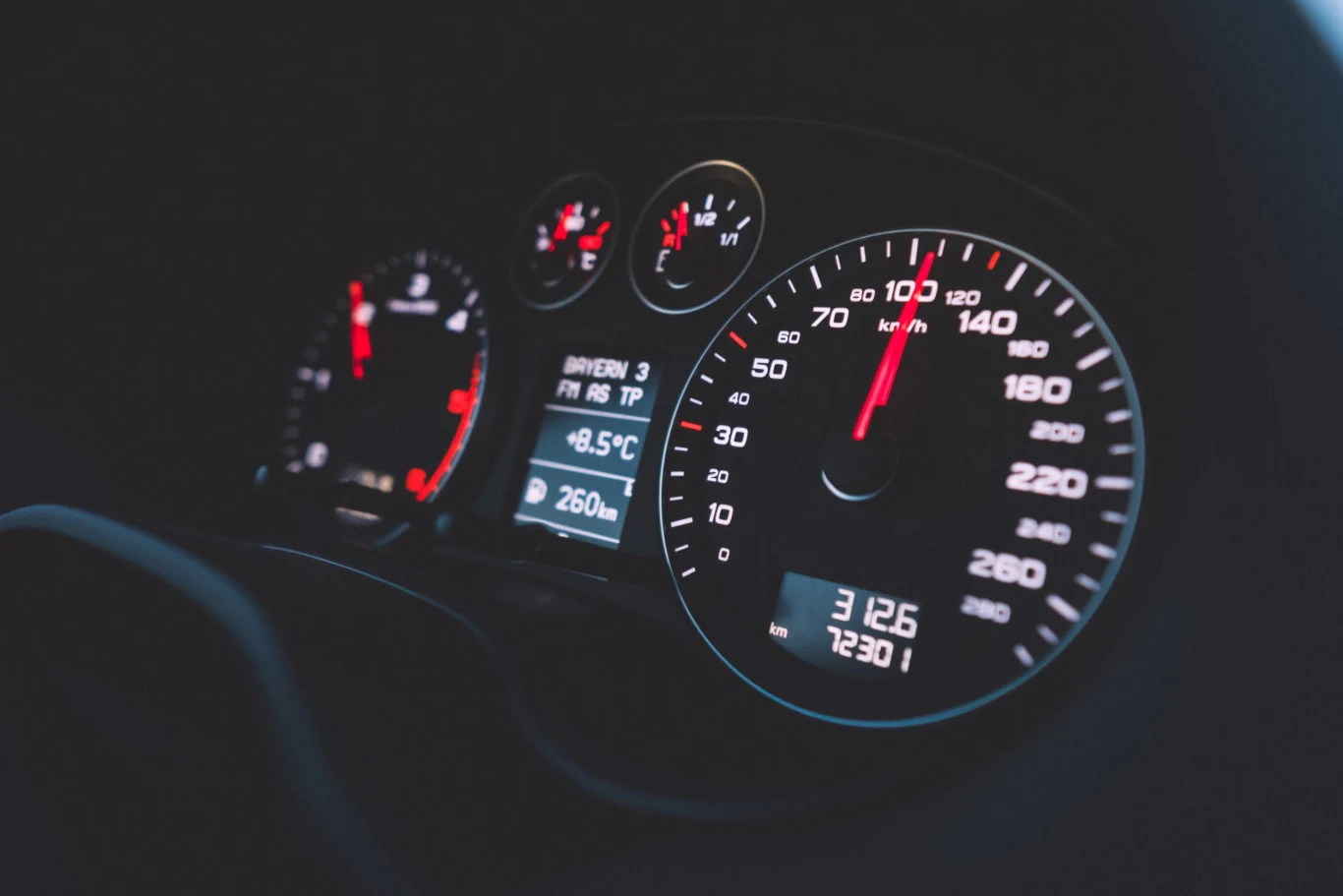 Czy prędkościomierz podaje zawsze prawdziwą prędkość? Panel zegarów samochodu z prędkościomierzem do 300 km/h, obrotomierzem i cyfrowym wyświetlaczem.