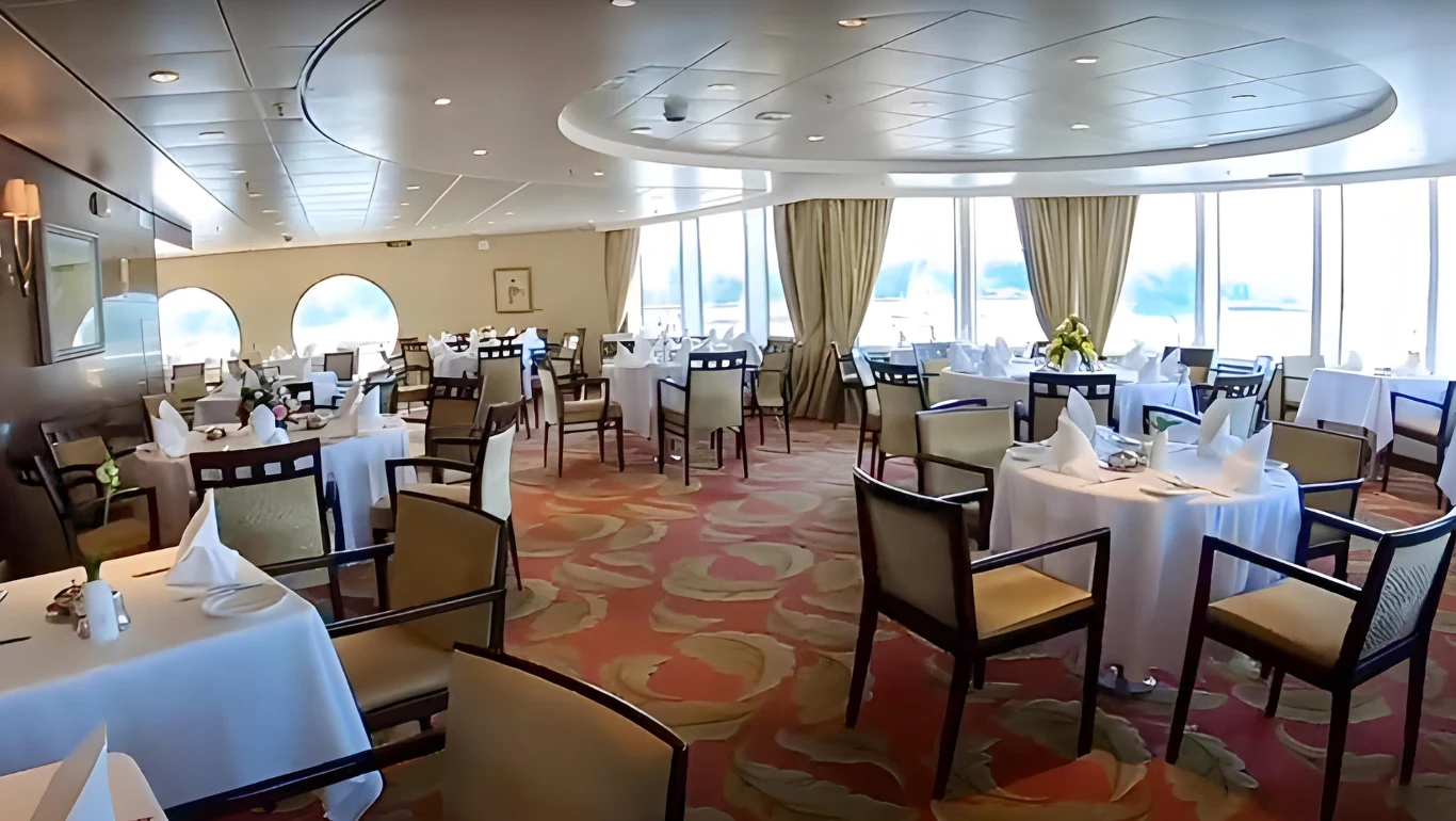 Na statku znajdują się trzy restauracje i osiem barów Na statku znajdują się trzy restauracje i osiem barów