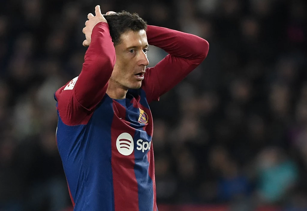 Robert Lewandowski - kapitan reprezentacji Polski - podczas meczu FC Barcelona Robert Lewandowski - kapitan reprezentacji Polski - podczas meczu FC Barcelona