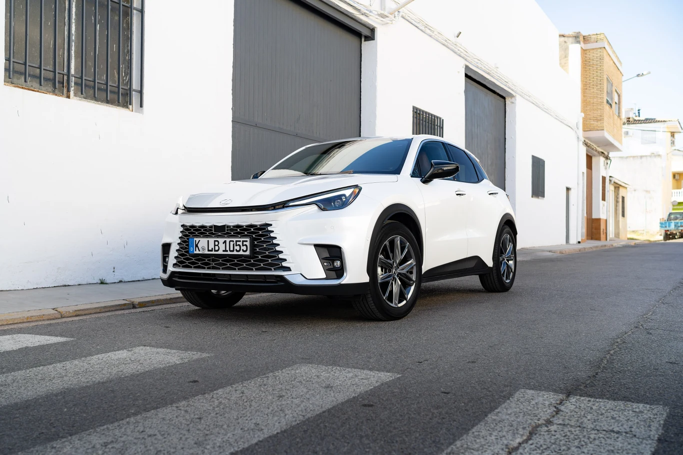 Lexus LBX pojawił się w salonach dopiero wiosną 2024 roku. Mimo to udało mu się zdobyć drugie miejsce wśród najpopularniejszych aut japońskiej marki.