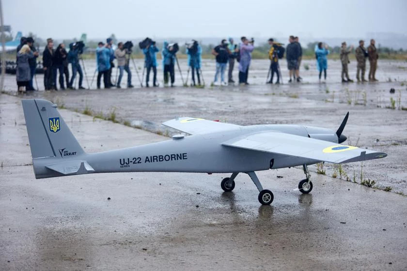 Dron UJ-22, produkcji firmy UkrJet stał się gorącym tematem wśród osób śledzących konflikt. Ta wielozadaniowa maszyna powstała jeszcze przed wojną i wiadomym było, że może lecieć na odległość nawet 800 kilometrów. Zaprojektowano ją z myślą o lotach zwiadowczych, jednak Ukraińcy znaleźli dla niego zastosowanie jako amunicja krążąca, podwieszając materiały wybuchowe. Pierwsze ataki na tereny w głąb Rosji w pierwszej połowie 2023 przeprowadzono właśnie z wykorzystaniem UJ-22. Niemniej nie cieszyły się aż tak dużym sukcesem taktycznym. Zamiast tego cieszyły się sukcesem wizerunkowym. Rosjanie przekonali się, że Ukraińcy mogą być bliżej niż zakładali przed wojną.