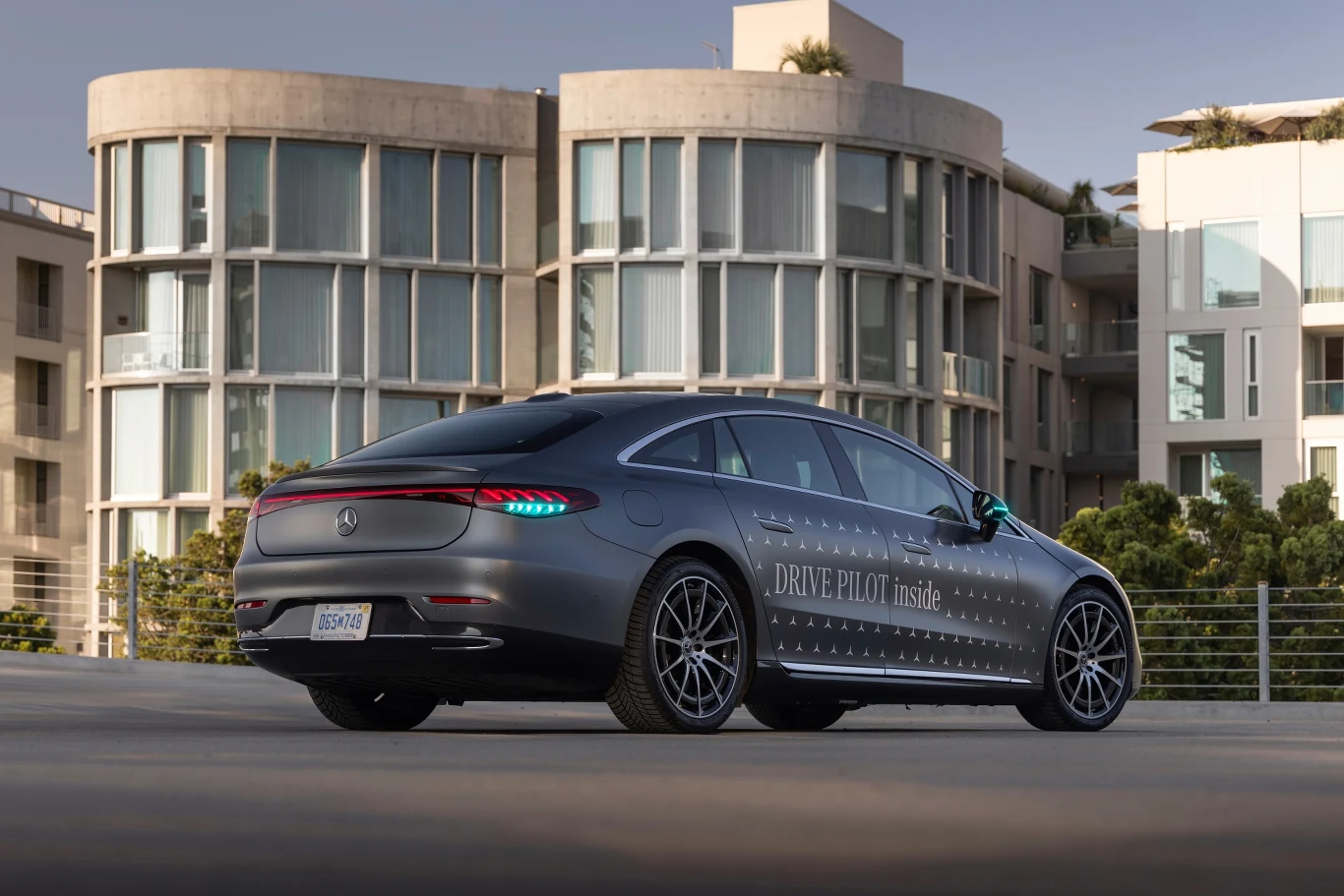 Autonomiczne Mercedesy z turkusowymi światłami pojawią się na niemieckich drogach. Autonomiczne Mercedesy z turkusowymi światłami pojawią się na niemieckich drogach.