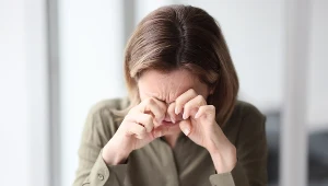 Te objawy mogą świadczyć o zapaleniu spojówek. Jeśli je masz, lepiej wystrzegaj się kilku rzeczy