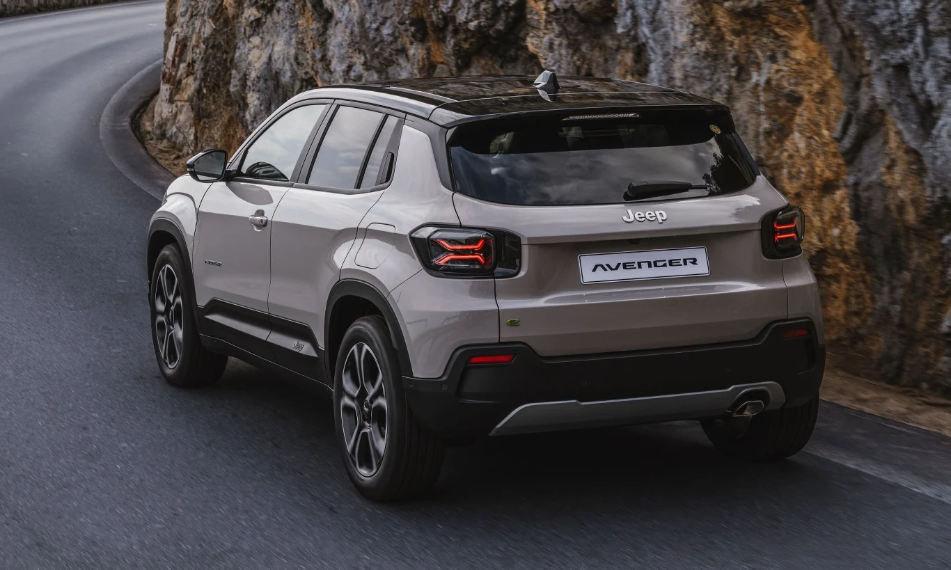 Jeep Avenger jest teraz oferowany również jako miękka hybryda. Jeep Avenger jest teraz oferowany również jako miękka hybryda.
