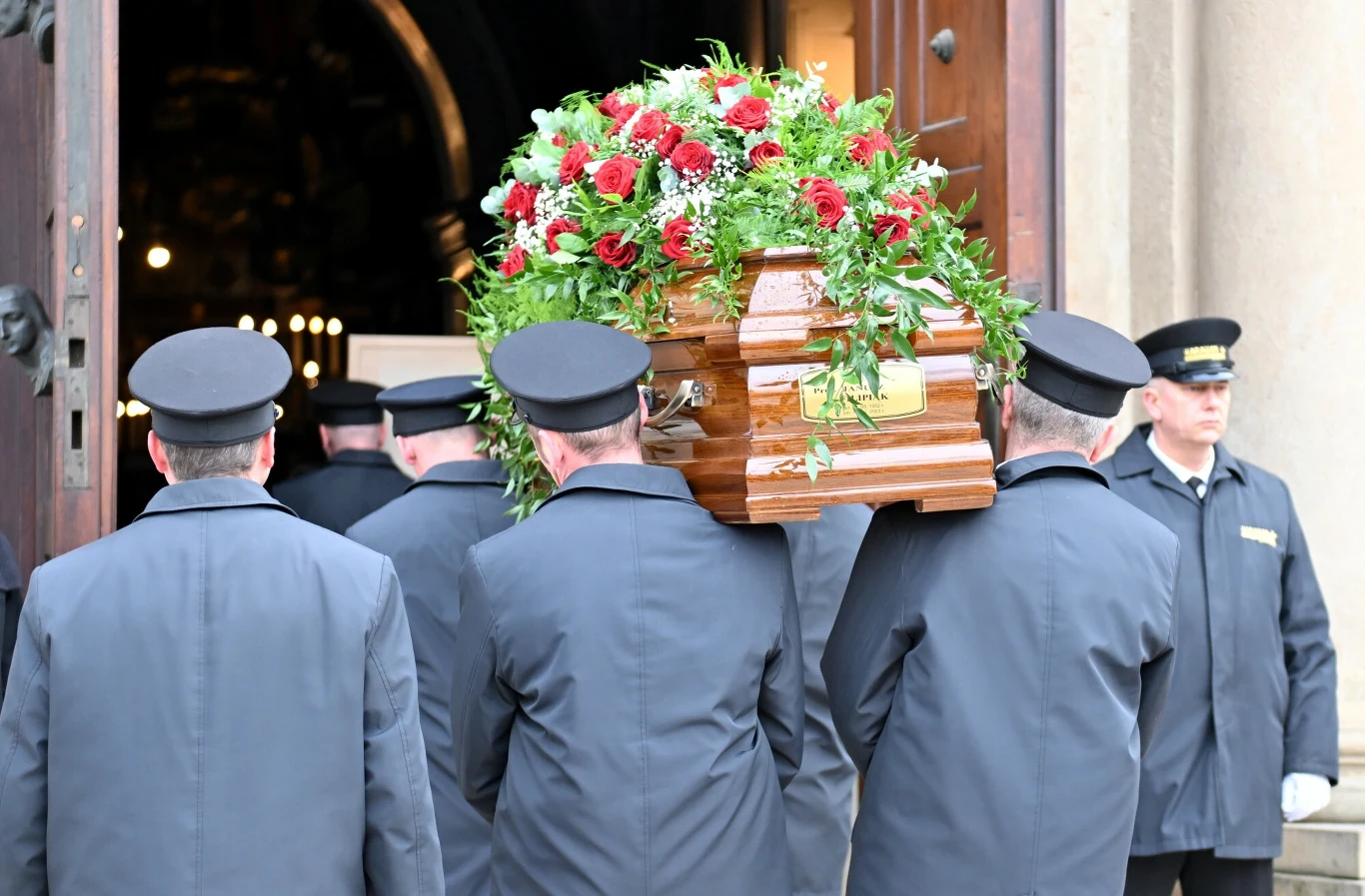 Trumna z ciałem Janusza Filipiaka wnoszona do kościoła Mariackiego Trumna z ciałem Janusza Filipiaka wnoszona do kościoła Mariackiego