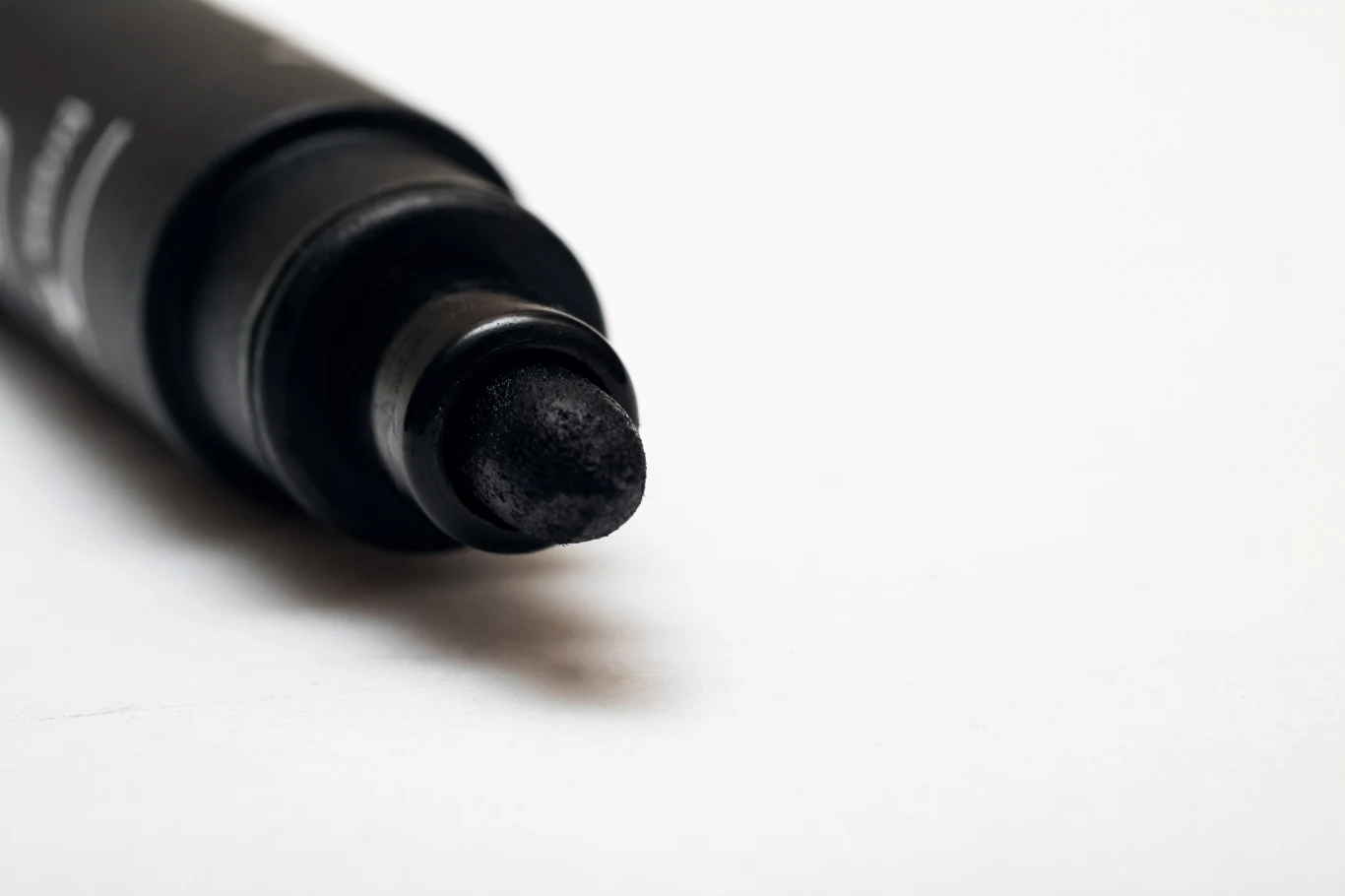 Aby zamazać cenę na niezrywalnych metkach, pudełkach lub zabawkach, użyj markera w ciemnym kolorze. Najlepiej sprawdzi się czarny pisak