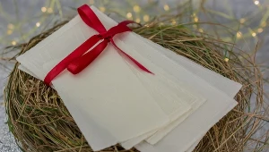 Ta wigilijna wróżba zdradzi, co czeka cię w nowym roku. Wystarczy, że sięgniesz pod obrus