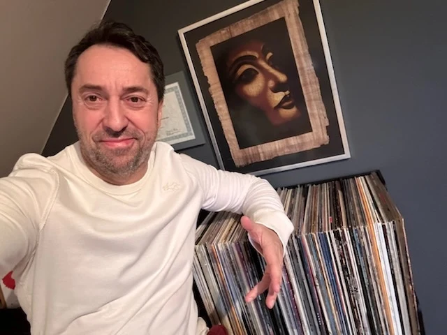 Marcin Miller z kolekcją płyt winylowych.