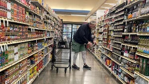 Litr oleju w sklepach przed świętami kosztuje około 5 zł