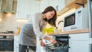 Zmywarka nie domywa naczyń? Zmień jeden nawyk, a będą lśniły, jak nowe