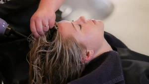 Jak zmniejszyć przetłuszczanie się włosów