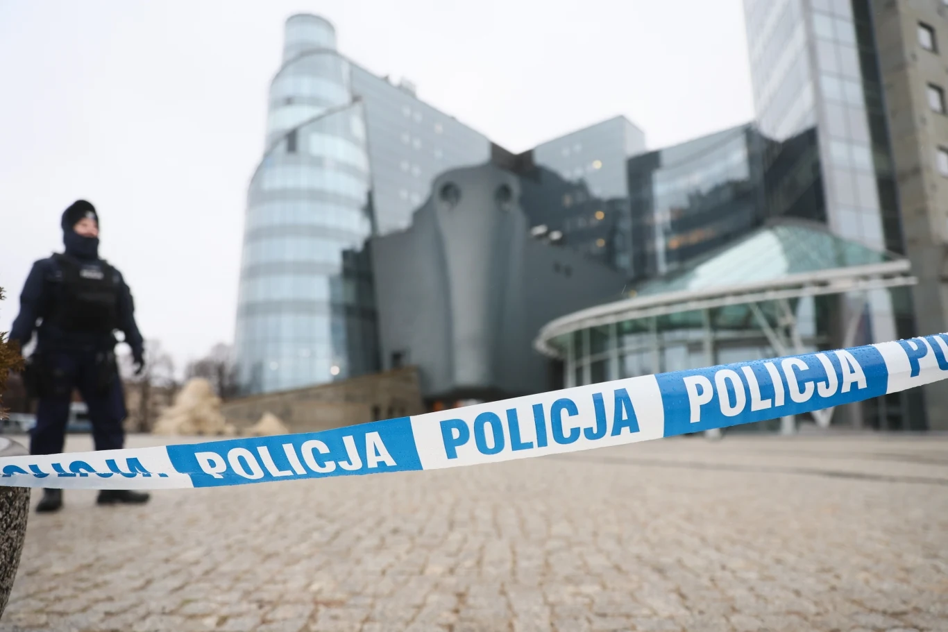  Policja przed budynkiem TVP przy ul. Woronicza w Warszawie