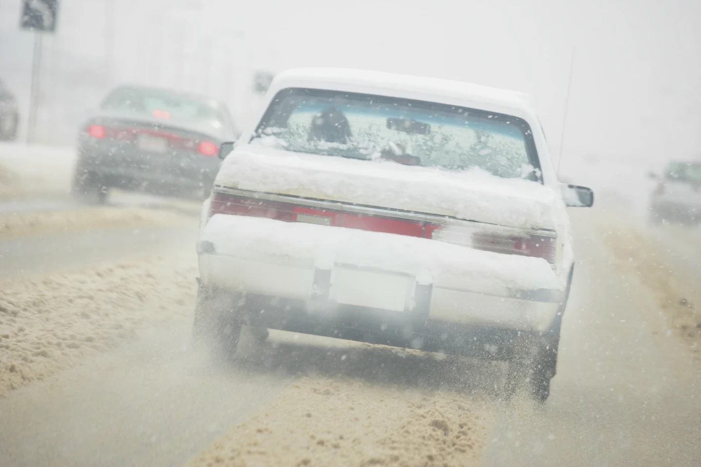 Jeździsz z brudnymi tablicami rejestracyjnymi? Podczas kontroli drogowej czeka cię wysoka kara Jeździsz z brudnymi tablicami rejestracyjnymi? Podczas kontroli drogowej czeka cię wysoka kara