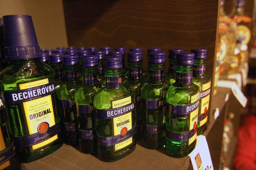 Becherovka to kultowy czeski likier ziołowy znany Polakom od lat. Maspex przejmuje sprawdzoną markę