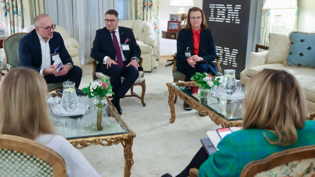 Na spotkanie o technologii AI firma IBM zaprosiła przedstawicieli administracji, nauki i biznesu. Na zdjęciu Marcin Gajdziński (IBM), prof. Teofil Jesionowski (rektor Politechniki Poznańskiej) i prezes ZUS Gerturda Uścińska