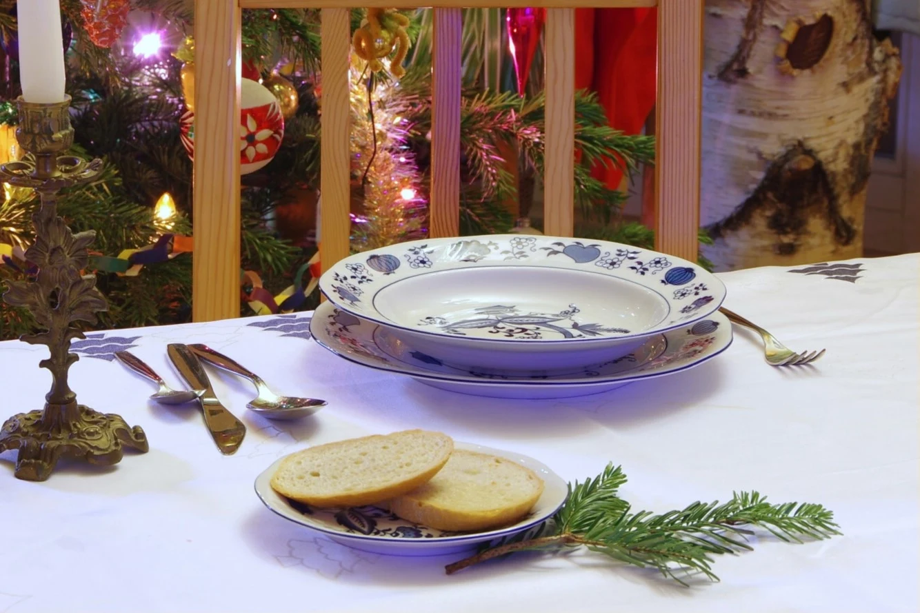 Puste miejsce przy wigilijnym stole dla wędrowca zostawia wielu Polaków. Mało kto zdaje sobie jednak sprawę, z prawdziwego znaczenia tego świątecznego zwyczaju Puste miejsce przy wigilijnym stole dla wędrowca zostawia wielu Polaków. Mało kto zdaje sobie jednak sprawę, z prawdziwego znaczenia tego świątecznego zwyczaju