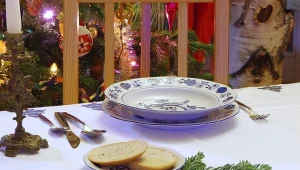 Zostawiasz puste miejsce przy wigilijnym stole? Znaczenie zwyczaju jest inne, niż myślisz