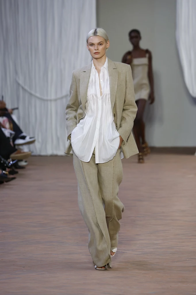 Neutralne kolory, wygodne i ponadczasowe fasony to znak rozpoznawczy stylu "lazy luxe". Kolekcja Spring/Summer 2024 Alberty Ferretti zaprezentowana podczas Milan Fashion Week