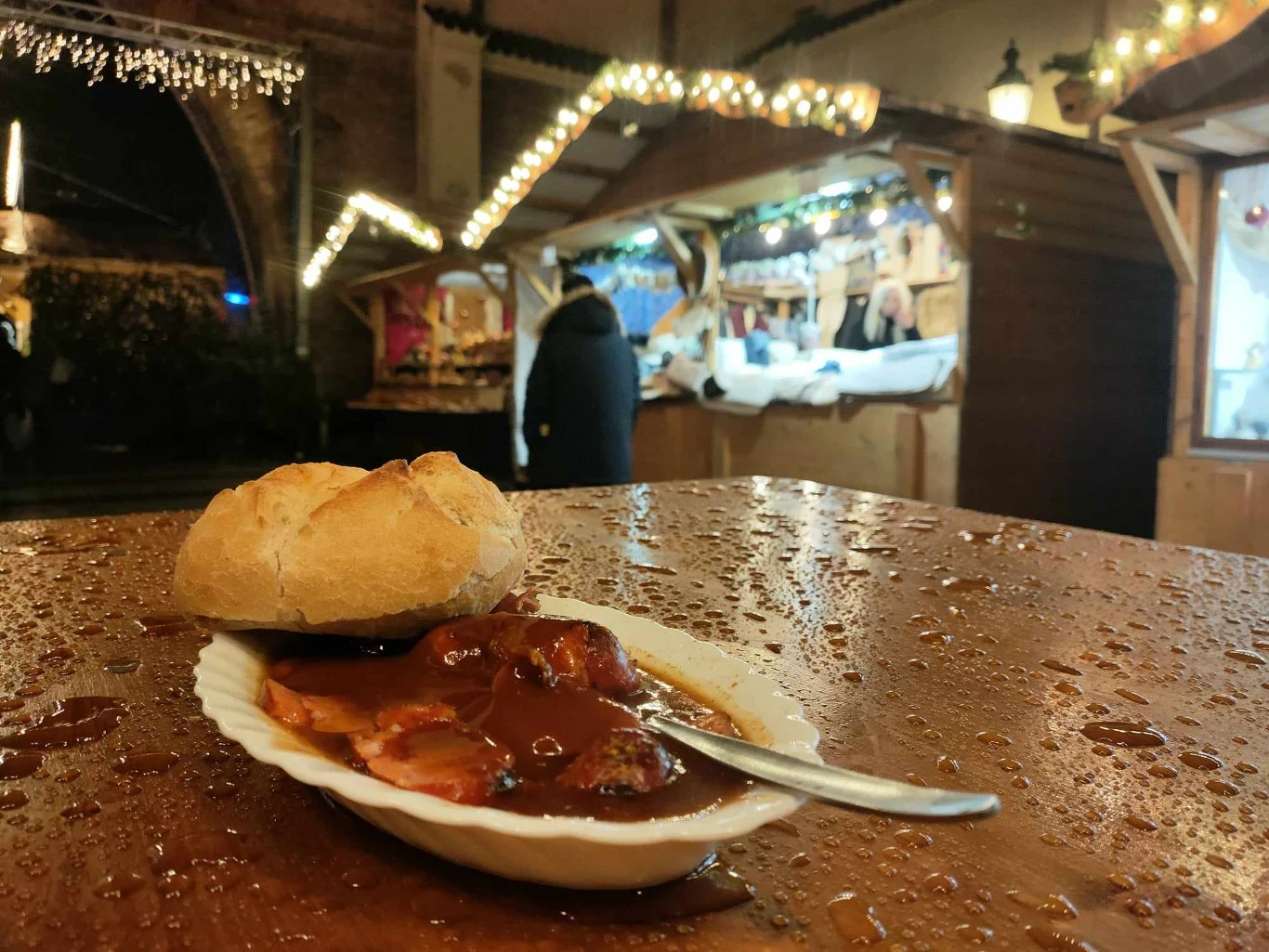 Jedzenie nawet najpyszniejszego specjału w takich warunkach nie należy do najprzyjemniejszych