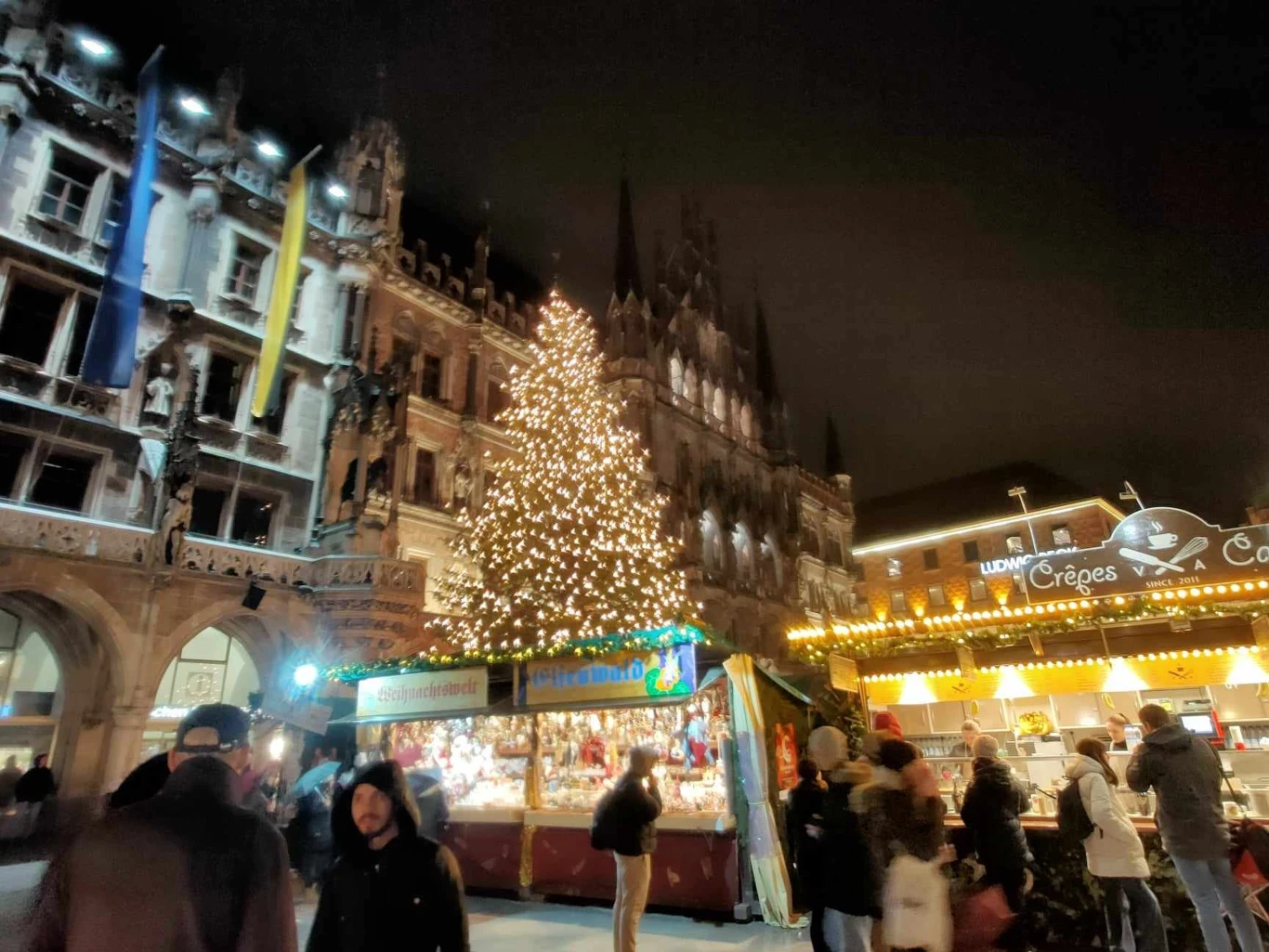 Choinka to jeden z licznych bożonarodzeniowych akcentów w centrum Monachium