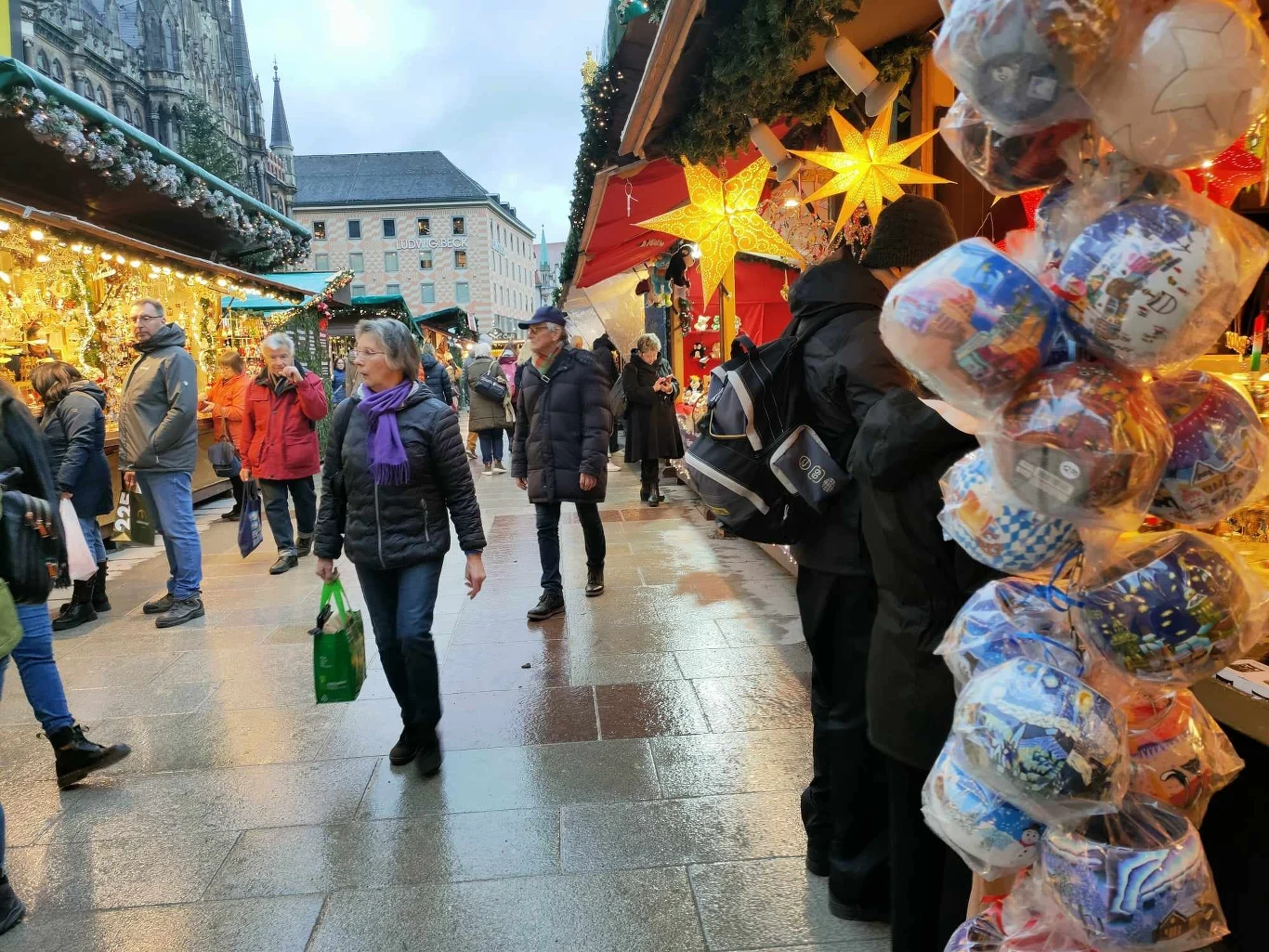 Jarmark w Monachium w świetle dnia