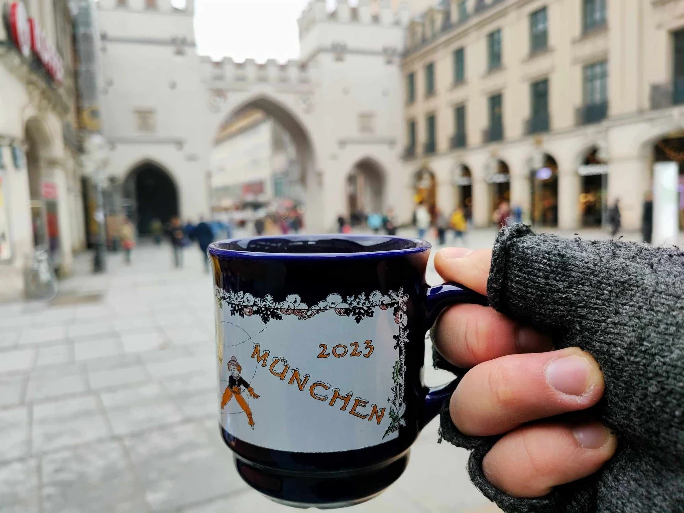 Kubeczek grzanego wina przy Bramie Karola (Karlstor)