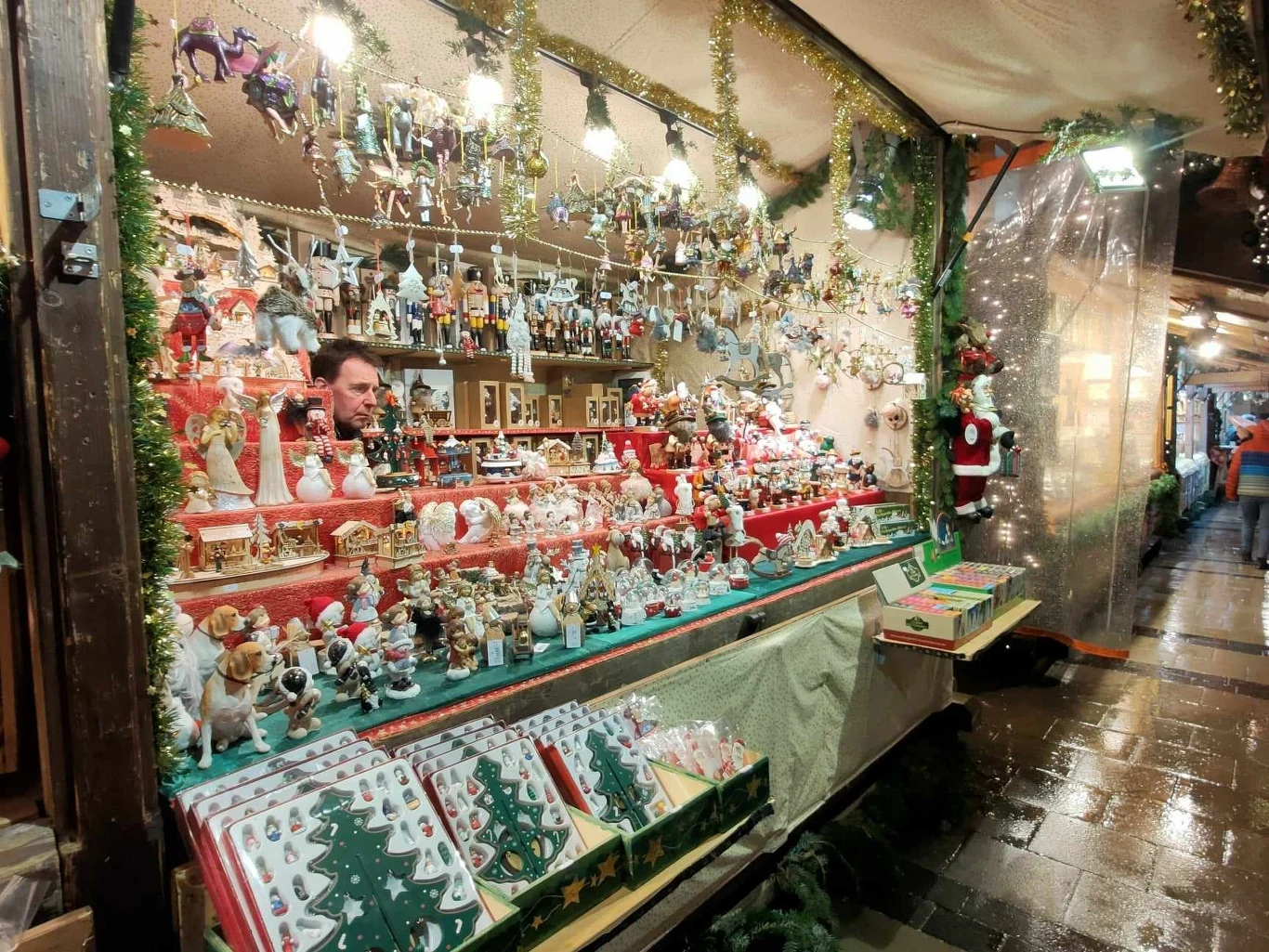 Stoisko ze świątecznymi ozdobami