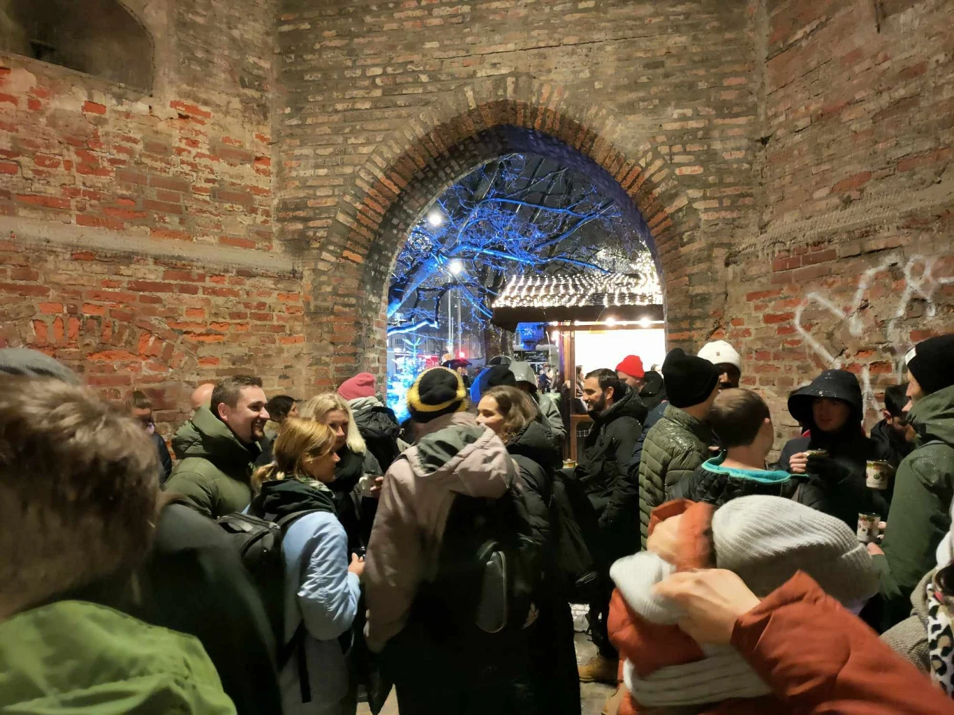 Deszcz zbliżył ludzi. Większość stłoczyła się w bramie