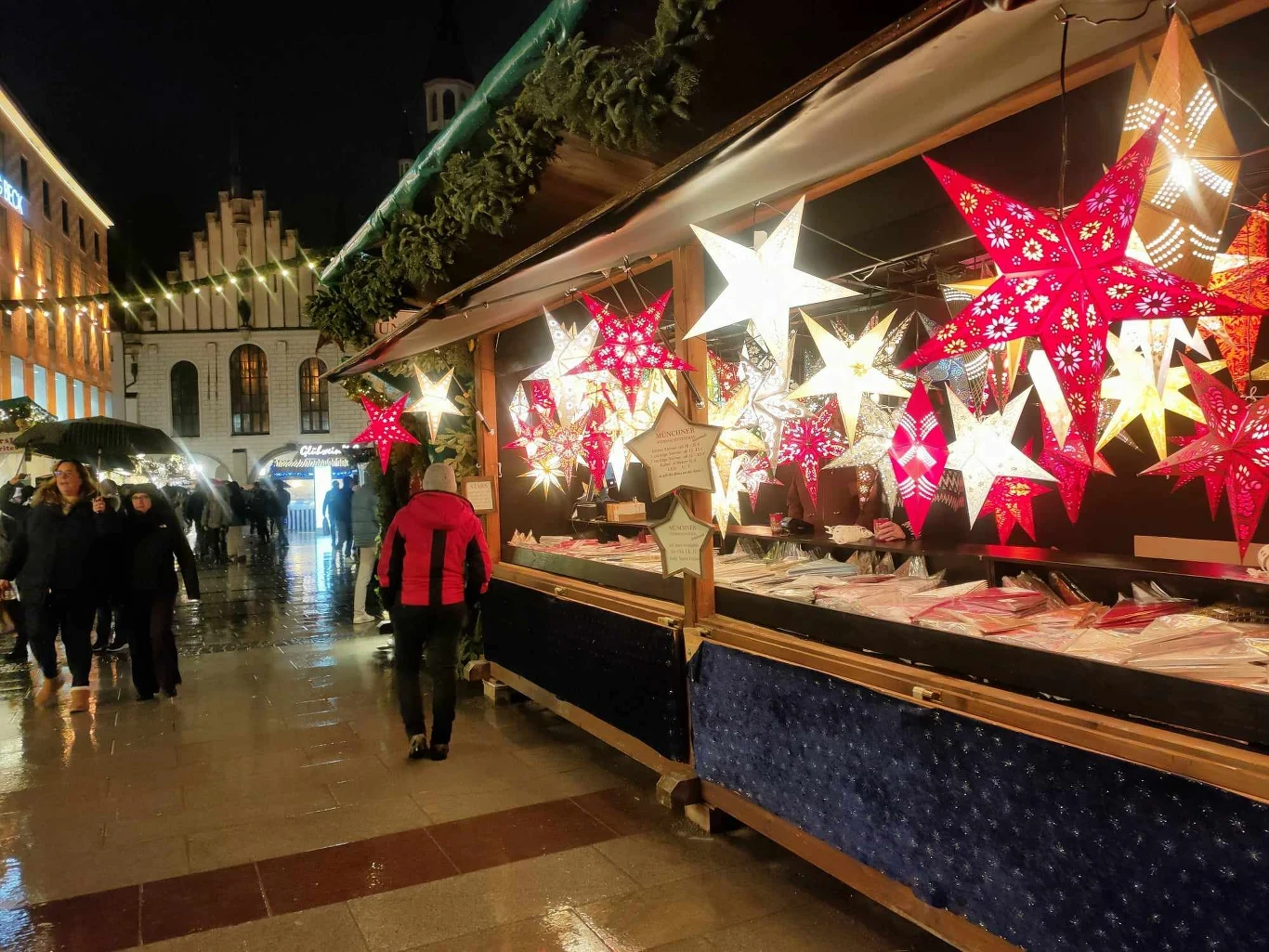 Rozświetlony kram w Monachium