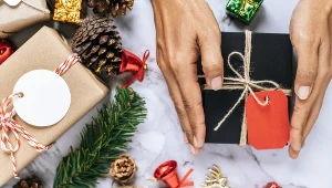 Pakowanie prezentów przyprawia cię o ból głowy? Wypróbuj ten sposób, a będą eleganckie, jak nigdy
