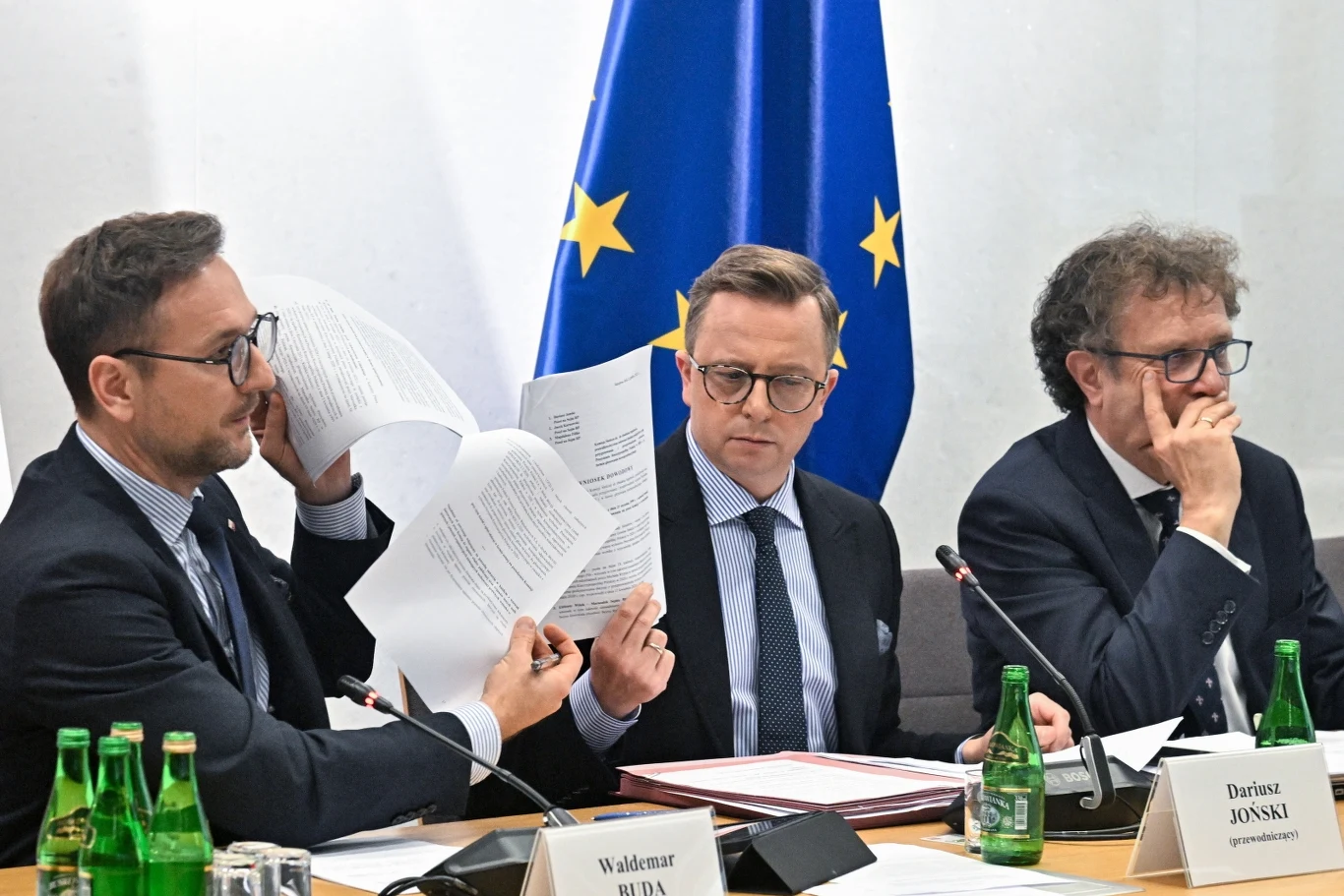 Posiedzenie sejmowej komisji śledczej ds. wyborów kopertowych, na zdj. Waldemar Buda, Dariusz Joński, Jacek Karnowski Posiedzenie sejmowej komisji śledczej ds. wyborów kopertowych, na zdj. Waldemar Buda, Dariusz Joński, Jacek Karnowski