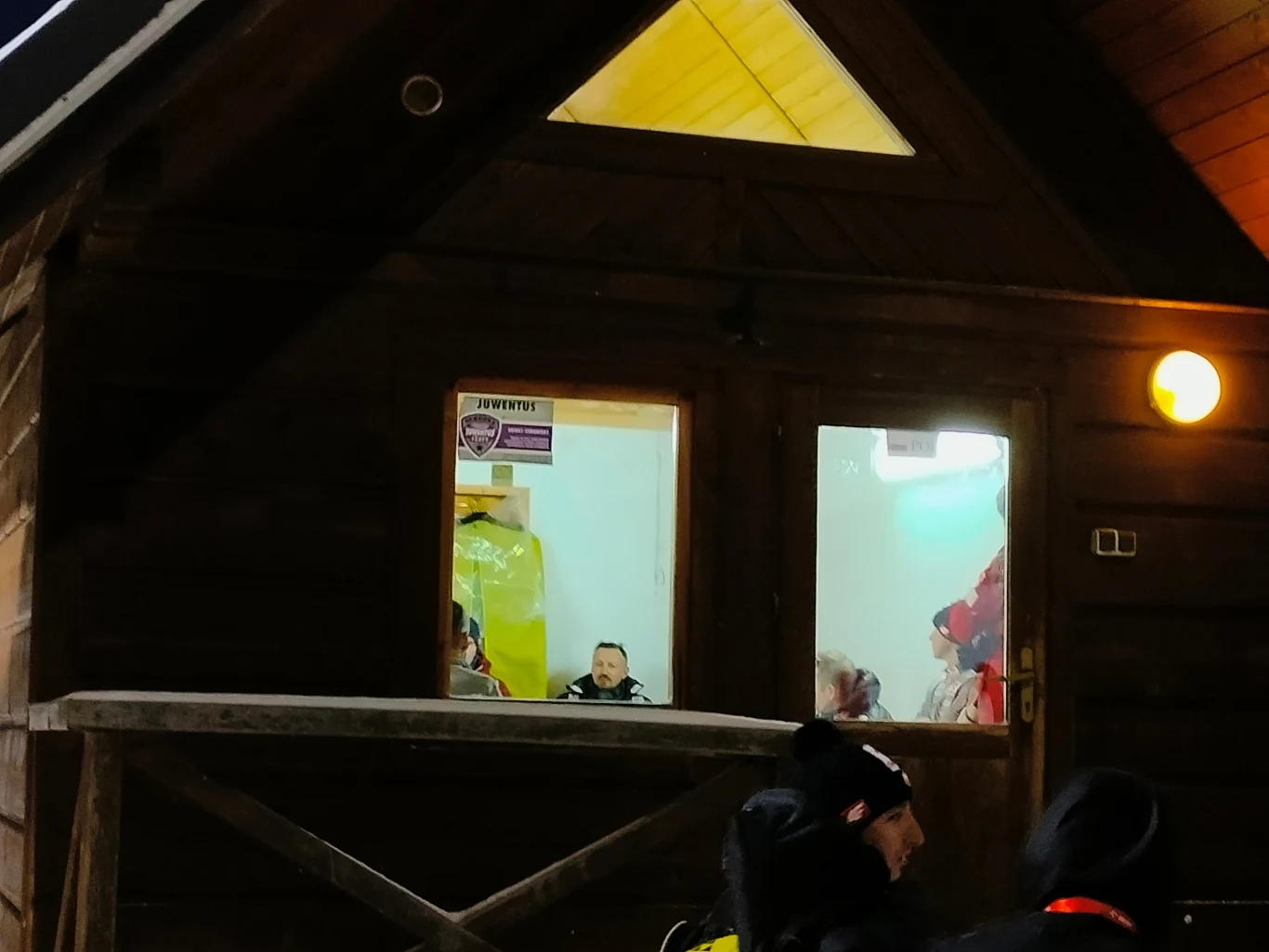 Spotkanie Adama Małysza ze skoczkami i trenerem w szatni