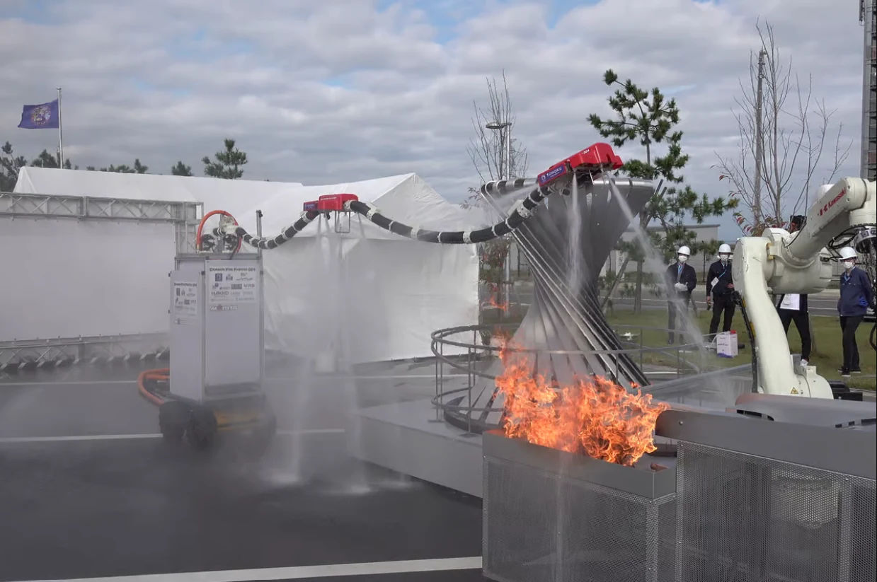 "Latający smok" gaszący płomień "Latający smok" gaszący płomień