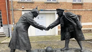 Pomnik przedstawiający rozejm bożonarodzeniowy