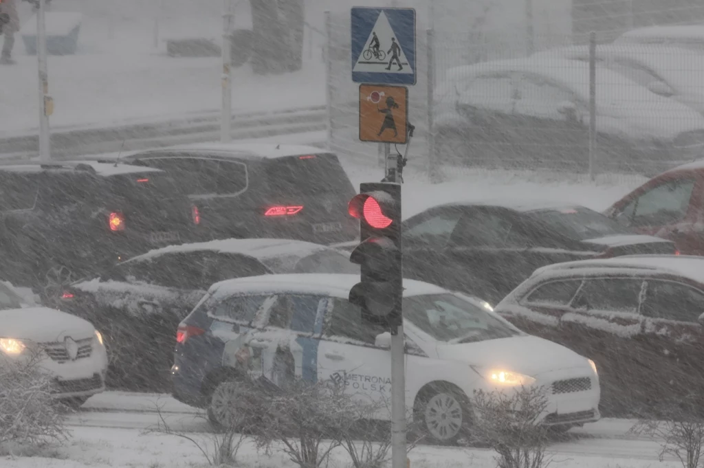 Jazdę samochodem może utrudniać mocny wiatr i opady śniegu