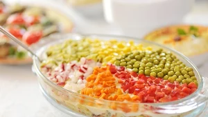 Sałatka jarzynowa może mieć niższy indeks glikemiczny. Zrezygnuj z jednego składnika