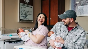 32-letnia Kelsey Hatcher urodziła dwie córeczki w ciągu dwóch dni