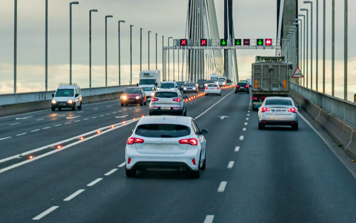 Przepisy ściśle regulują zasady wyprzedzania. Wyprzedzanie z prawej strony często jest dozwolone.