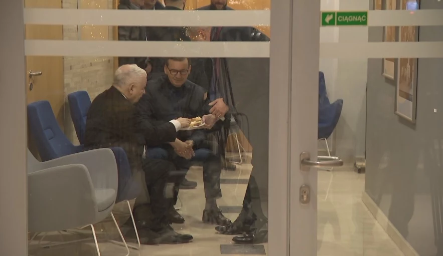 Politycy PiS w siedzibie PAP, gdzie pełnią dyżury. Zdjęcie z wieczornej zmiany 24 grudnia Politycy PiS w siedzibie PAP, gdzie pełnią dyżury. Zdjęcie z wieczornej zmiany 24 grudnia